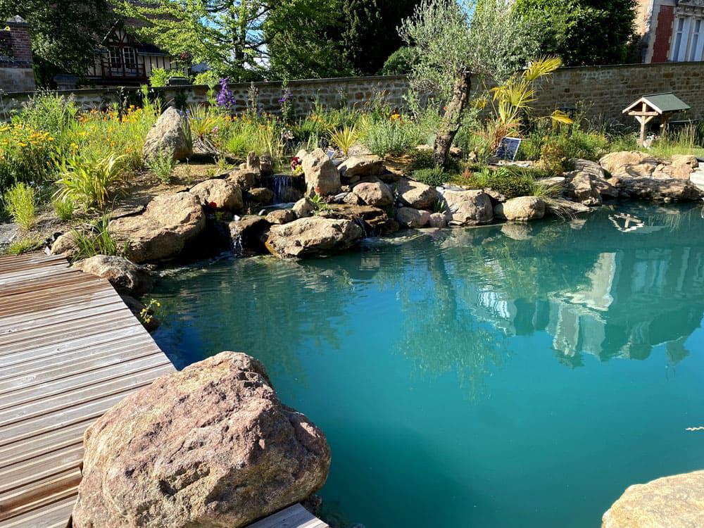 Bassin agencé en mode piscine naturelle - 12m x 5m