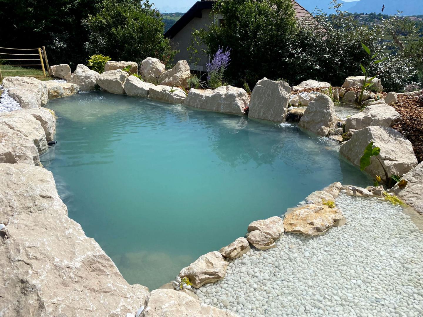 Bassin agencé en mode piscine - Intégration de plage et de jacuzzi