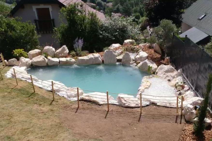 Bassin agencé en mode piscine - Intégration de plage et de jacuzzi