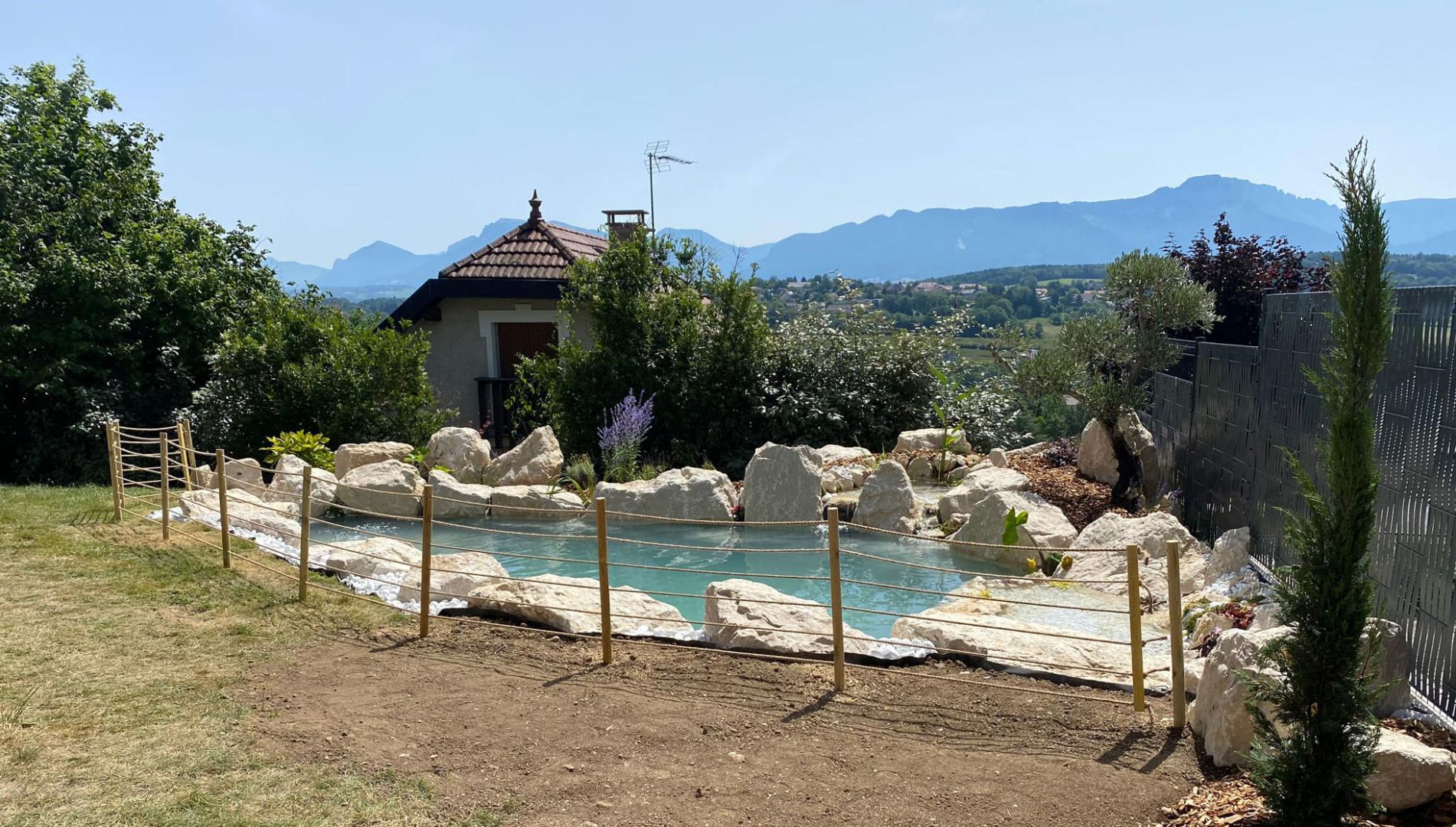 Bassin agencé en mode piscine - Intégration de plage et de jacuzzi